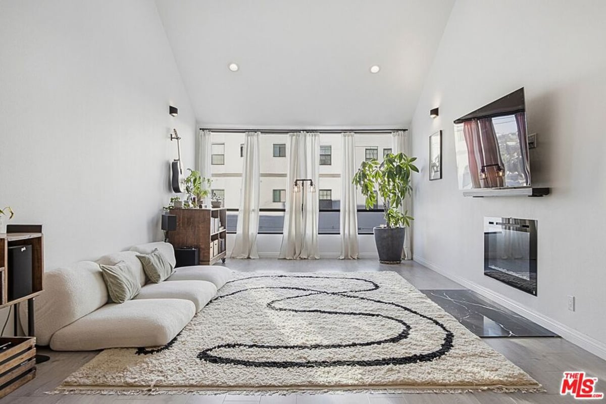 1900 Vine Street 303, Los Angeles, CA 90068 — photo 1 of 15