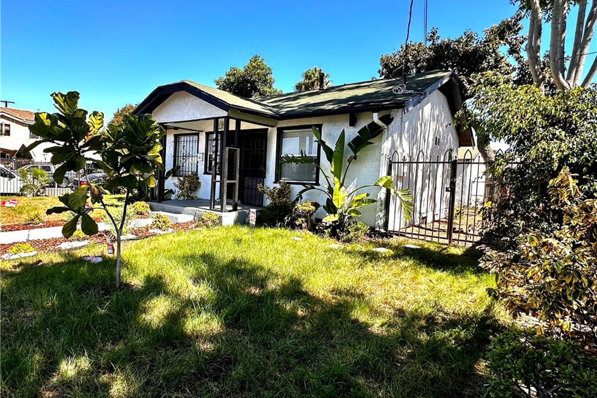 11200 Stanford, Los Angeles, CA 90059 — photo 1 of 17
