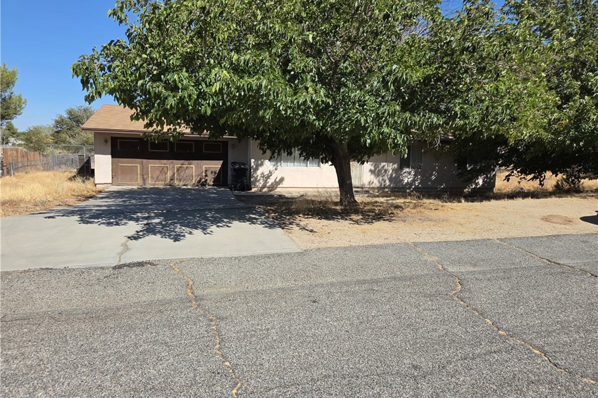 40104 174th E, Lake Los Angeles, CA 93591 — photo 1 of 15