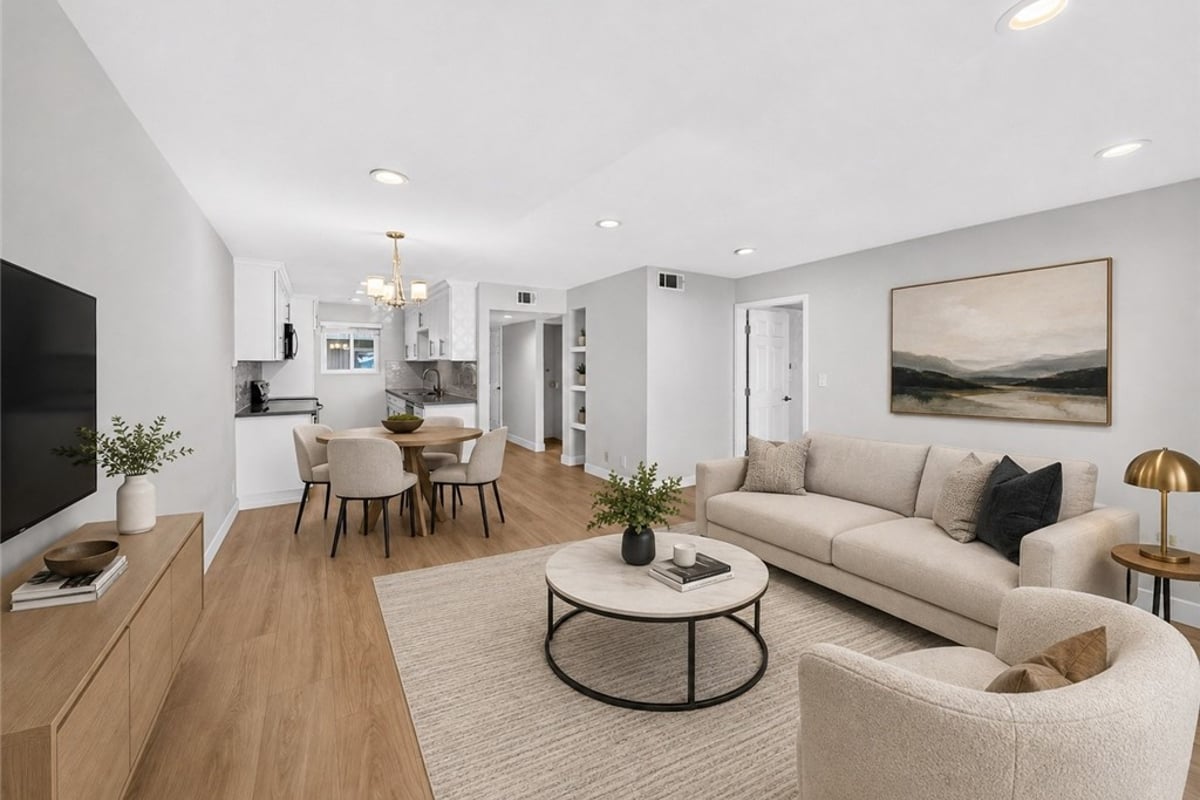 433 S Manhattan Pl 206, Los Angeles, CA 90020 — photo 1 of 19