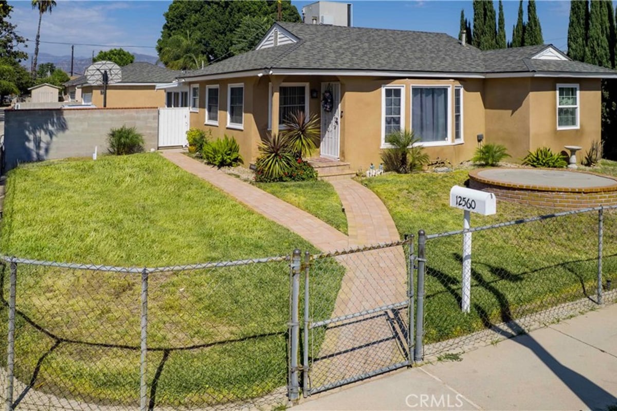 12560 Mineola, Pacoima, CA 91331 — photo 1 of 23