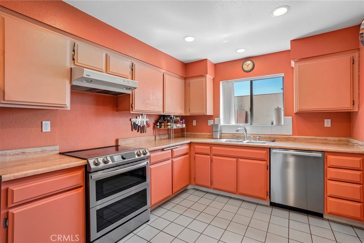 460 Salem 17, Glendale, CA 91203 — photo 1 of 20