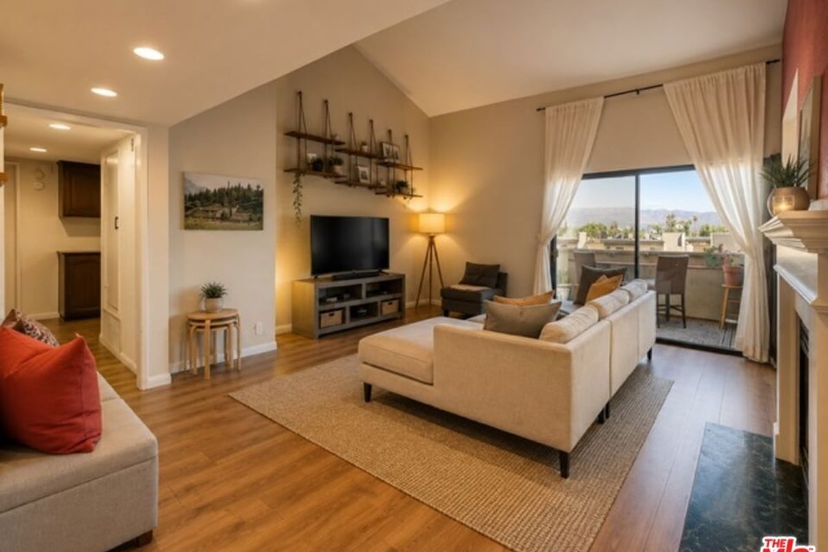 7625 Reseda Boulevard 305, Los Angeles, CA 91335 — photo 1 of 15
