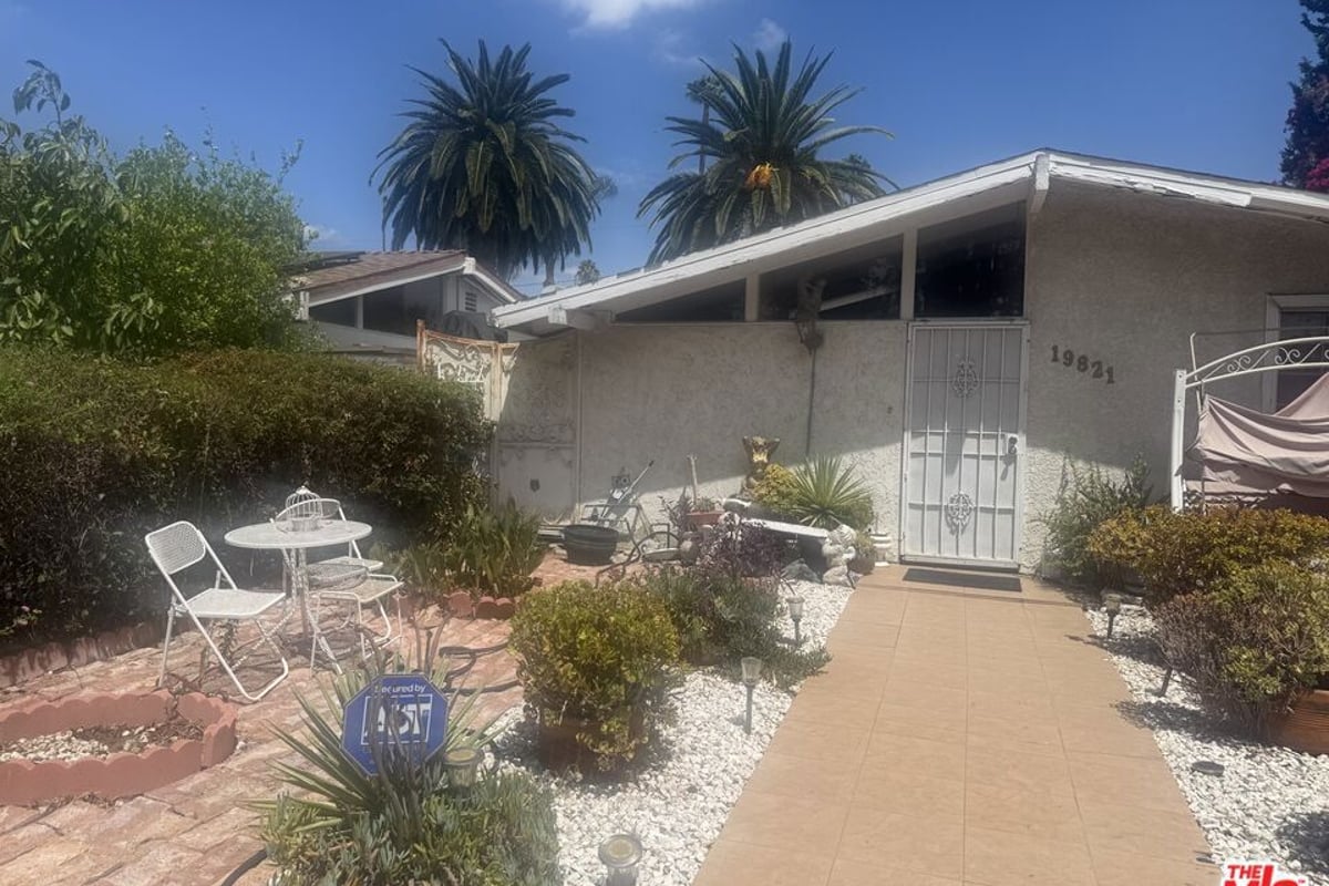 19821 Victory Boulevard, Los Angeles, CA 91367 — photo 1 of 9