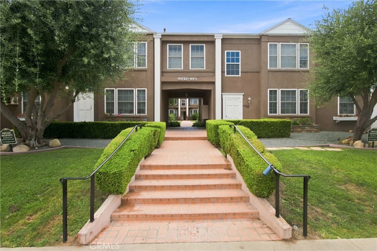 15034 Dickens Street 4, Sherman Oaks, CA 91403 — photo 1 of 35