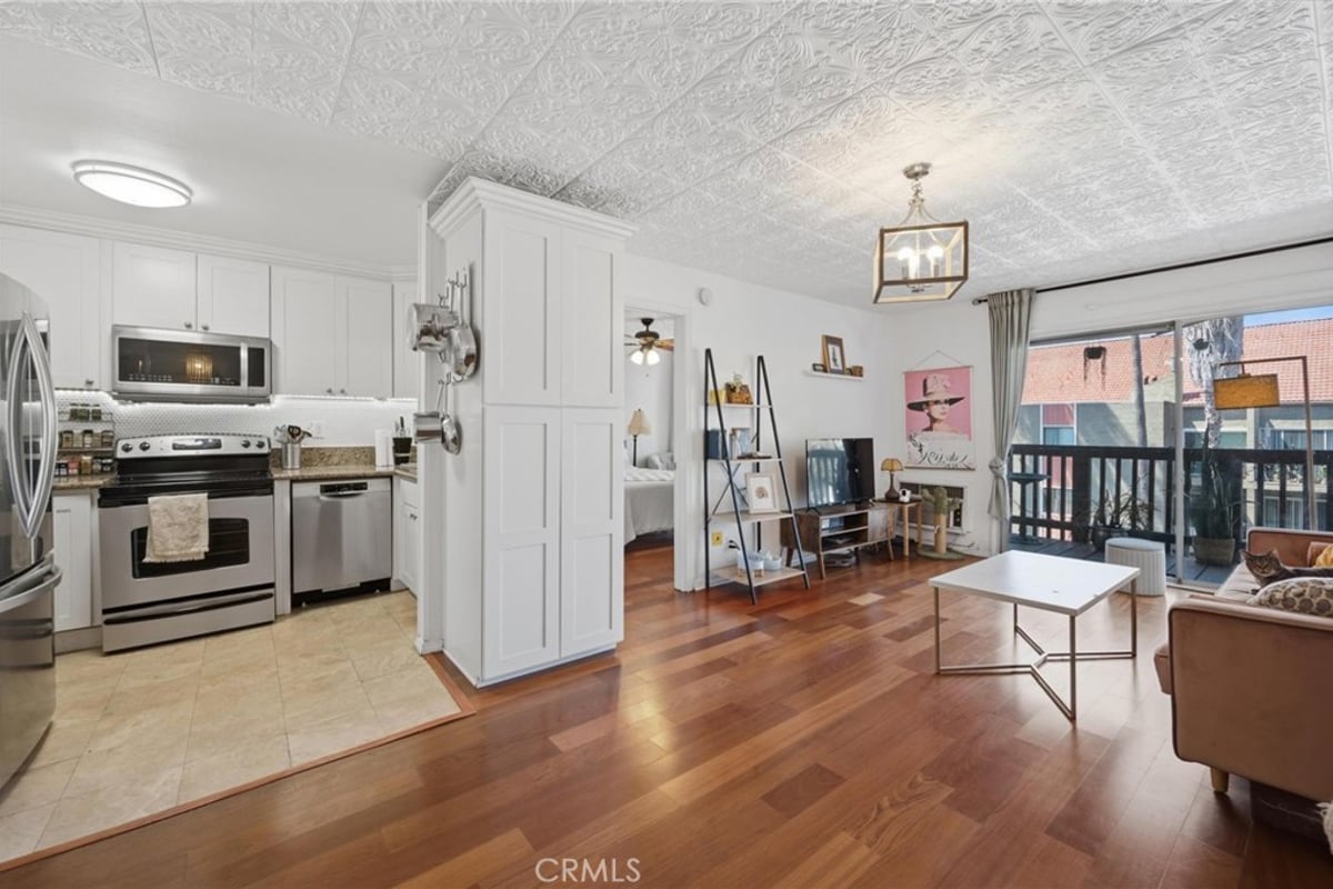 525 S Ardmore Avenue 320, Los Angeles, CA 90020 — photo 1 of 29