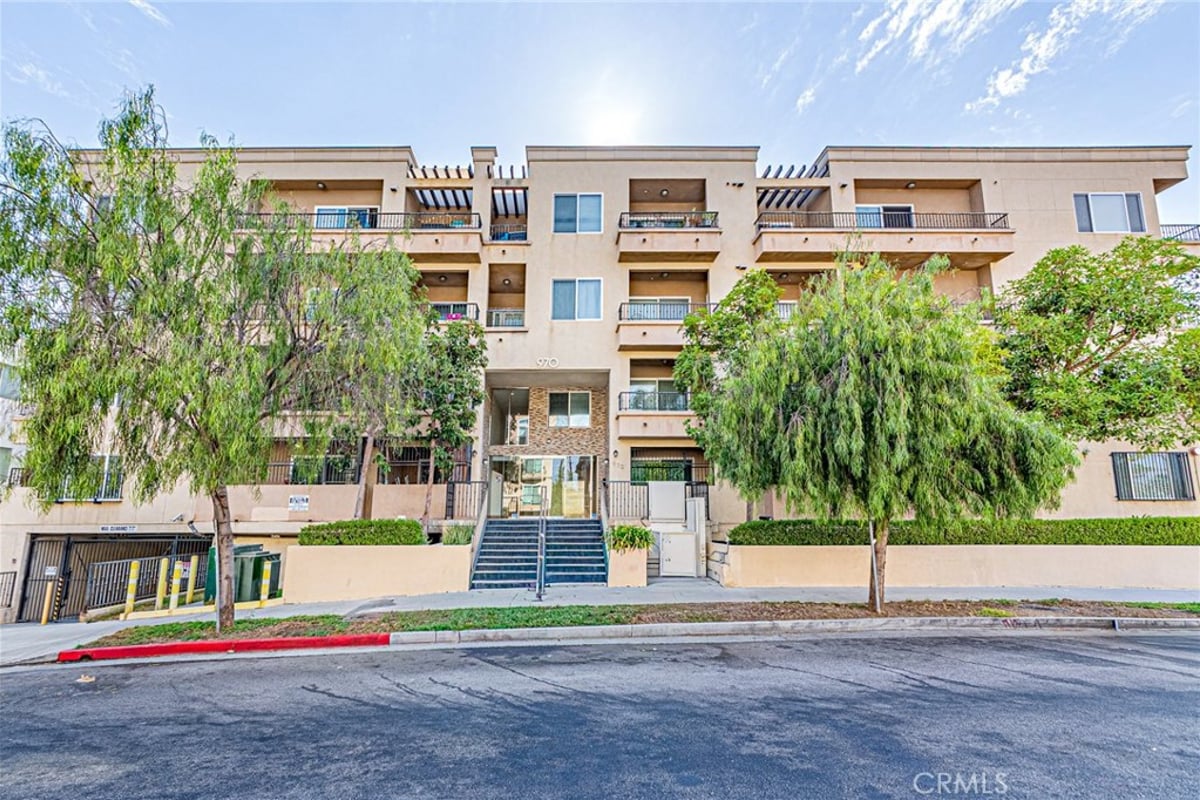 970 S St. Andrews Place 103, Los Angeles, CA 90019 — photo 1 of 37