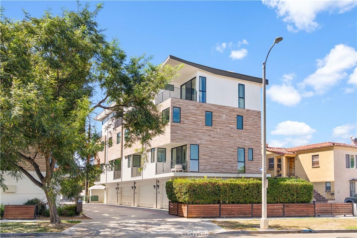 5151 W Redondo Court, Los Angeles, CA 90019 — photo 1 of 40