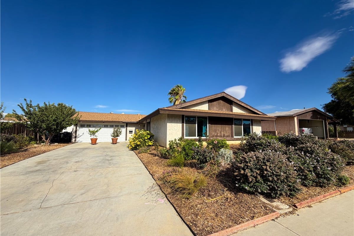 44148 Gingham Avenue, Lancaster, CA 93535 — photo 1 of 27