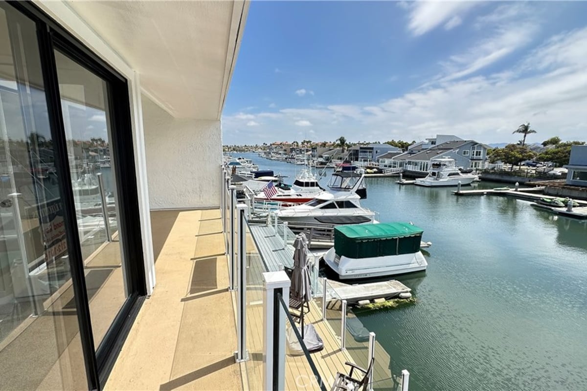 4630 Eastbourne Bay, Oxnard, CA 93035 — photo 1 of 42
