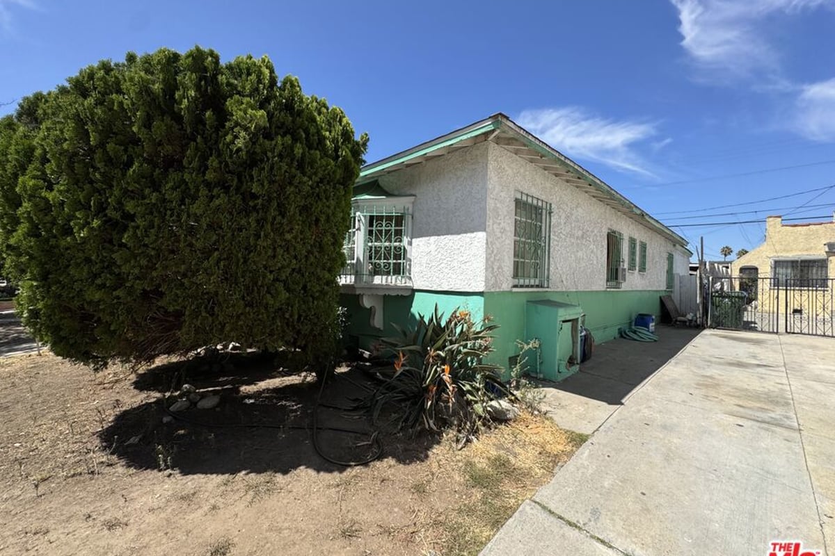 1725 S Highland Avenue, Los Angeles, CA 90019 — photo 1 of 4