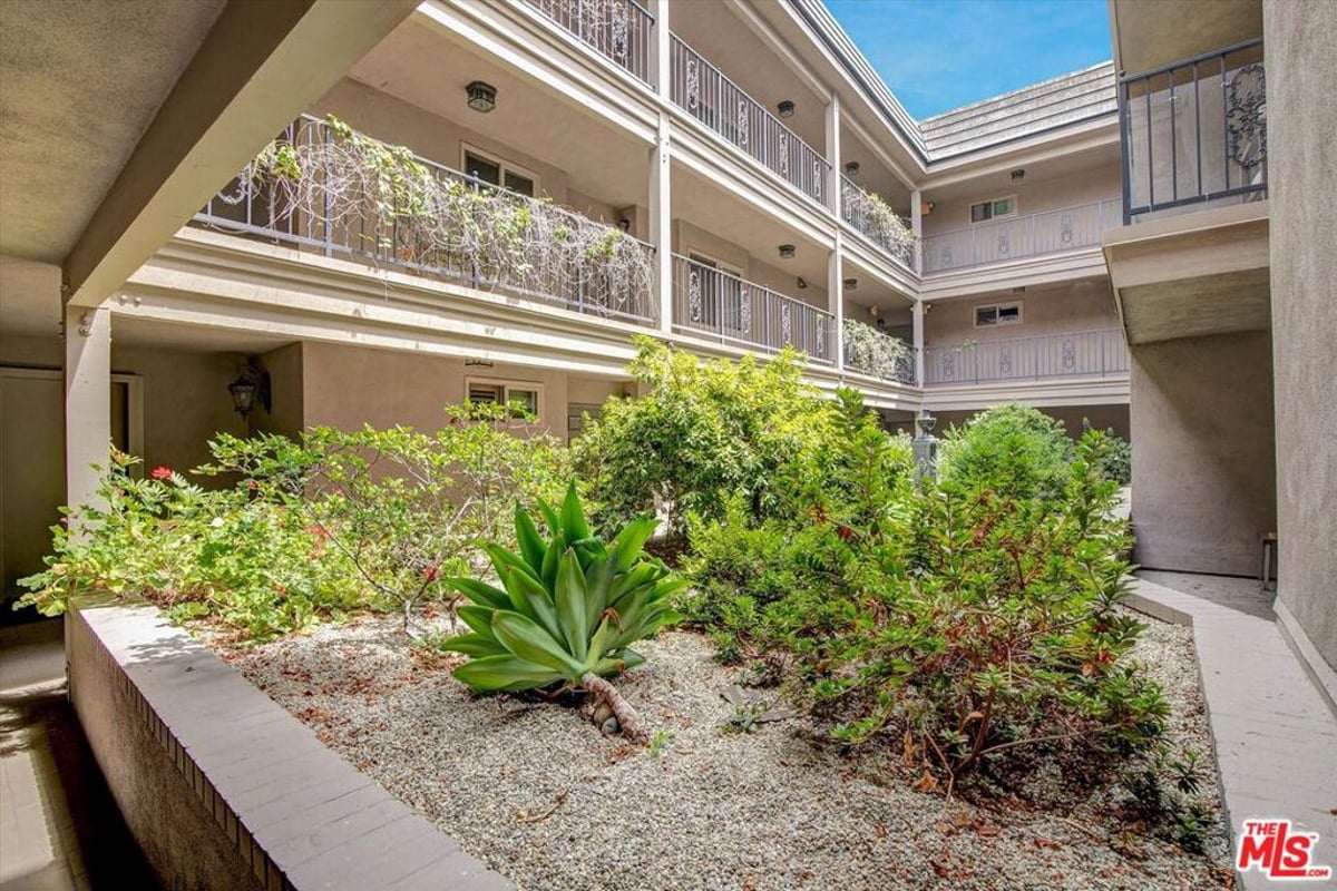 439 N Doheny Drive 204, Beverly Hills, CA 90210 — photo 1 of 6