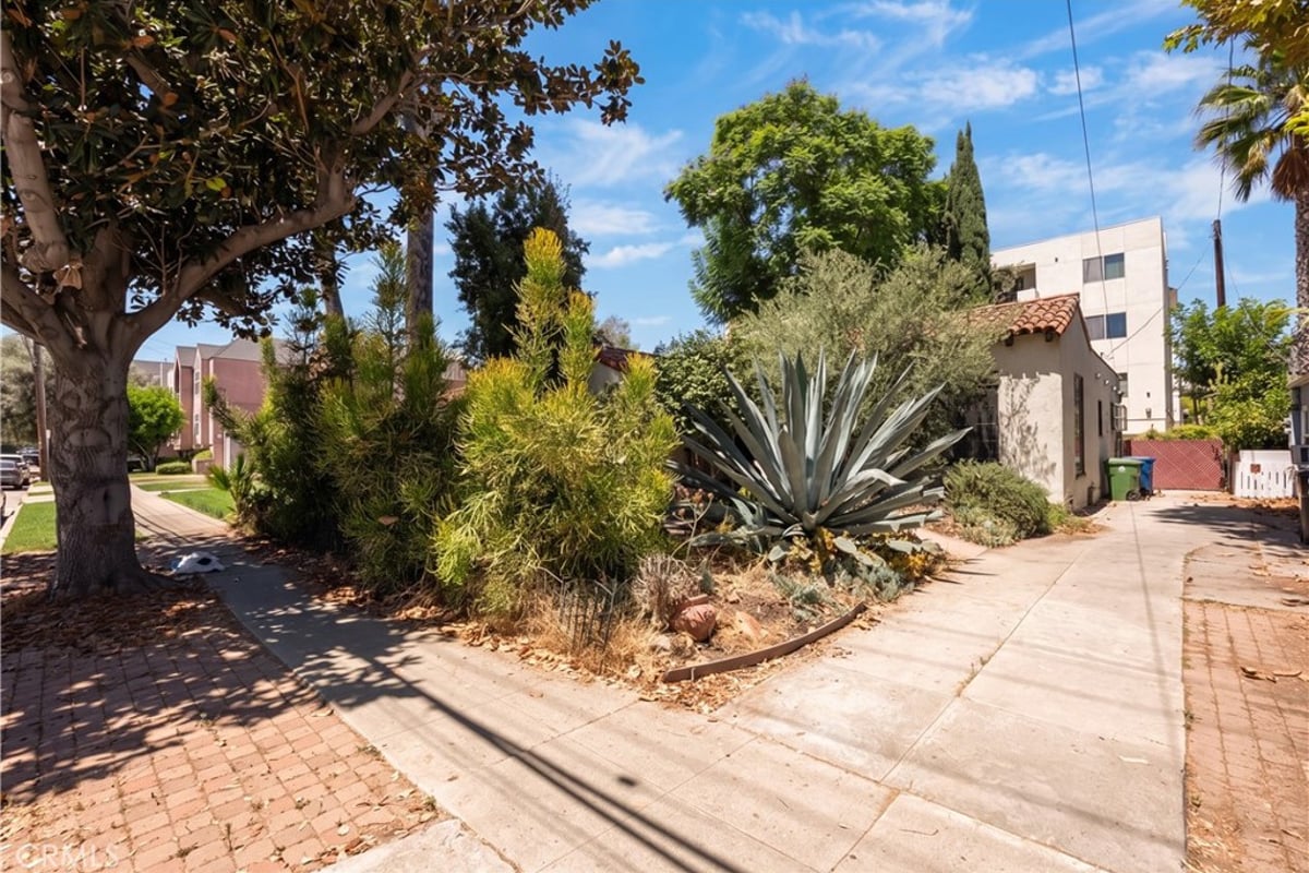11209 La Maida, North Hollywood, CA 91601 — photo 1 of 18