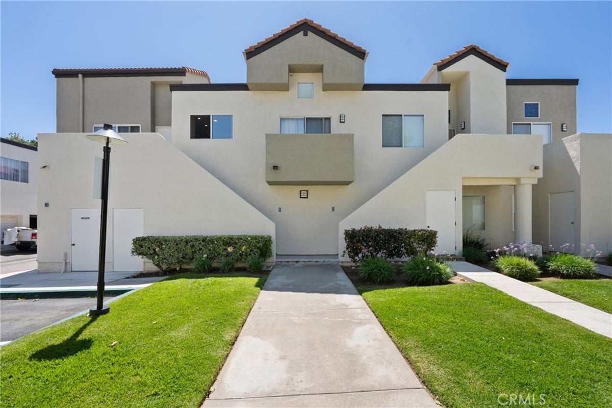 21200 Trumpet 205, Newhall, CA 91321 — photo 1 of 41