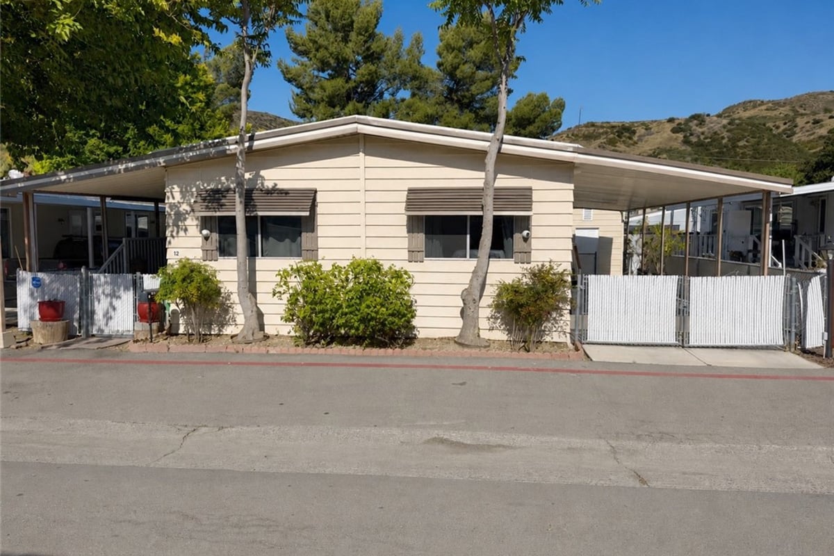 36200 Paradise Ranch Rd 12, Castaic, CA 91384 — photo 1 of 31