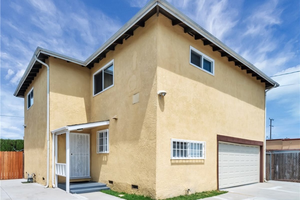 811 W Poplar Street, Compton, CA 90220 — photo 1 of 44