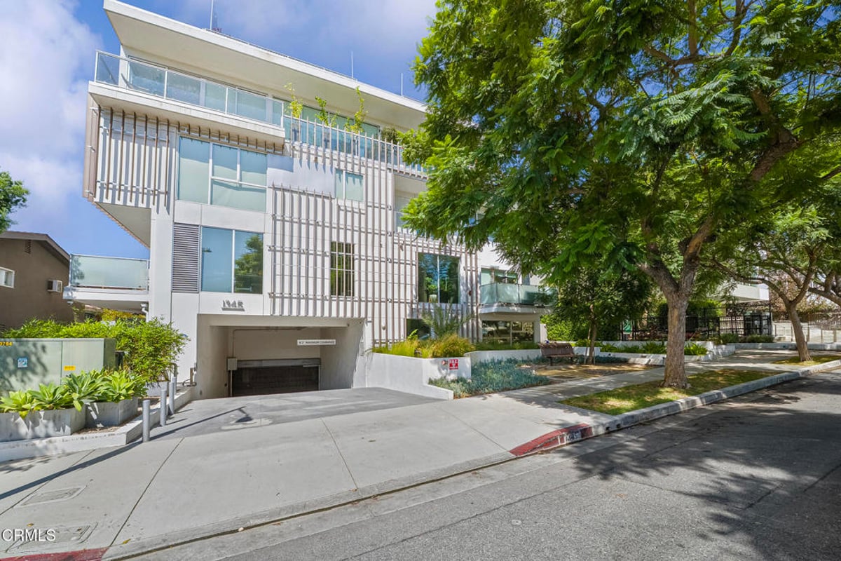 1345 Havenhurst Drive 16, Los Angeles, CA 90046 — photo 1 of 40