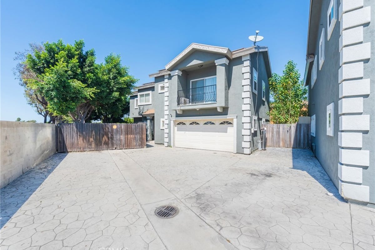 11137 S Freeman F, Inglewood, CA 90304 — photo 1 of 28