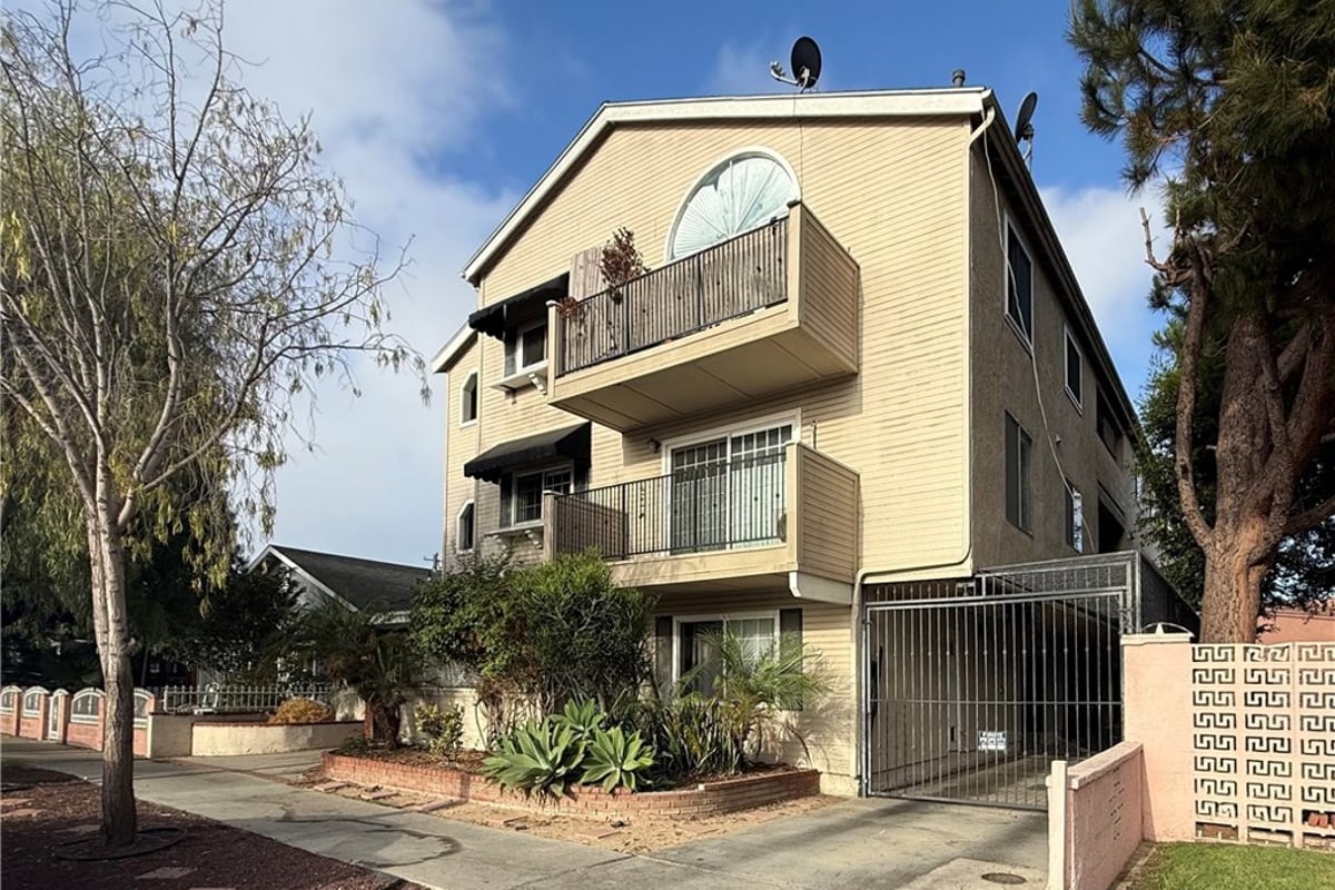 1123 Junipero Avenue 7, Long Beach, CA 90804 — photo 1 of 17