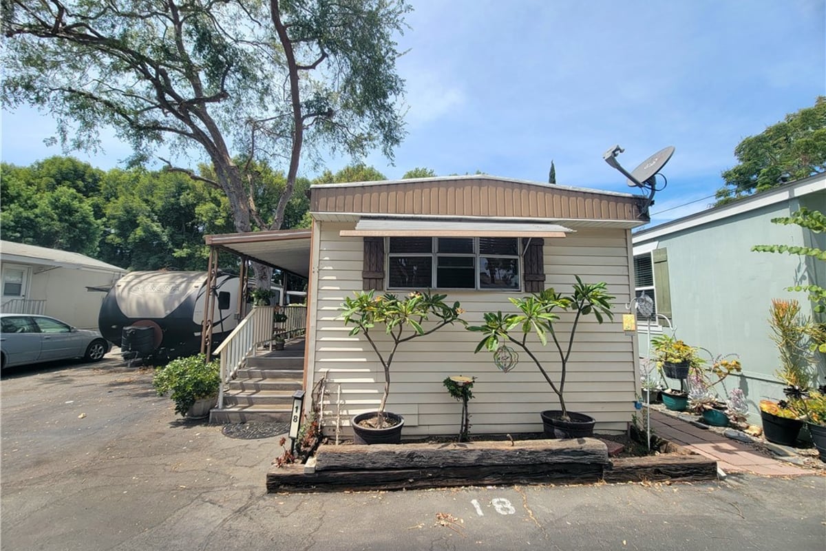 300 E Arbor St 18, Long Beach, CA 90805 — photo 1 of 12