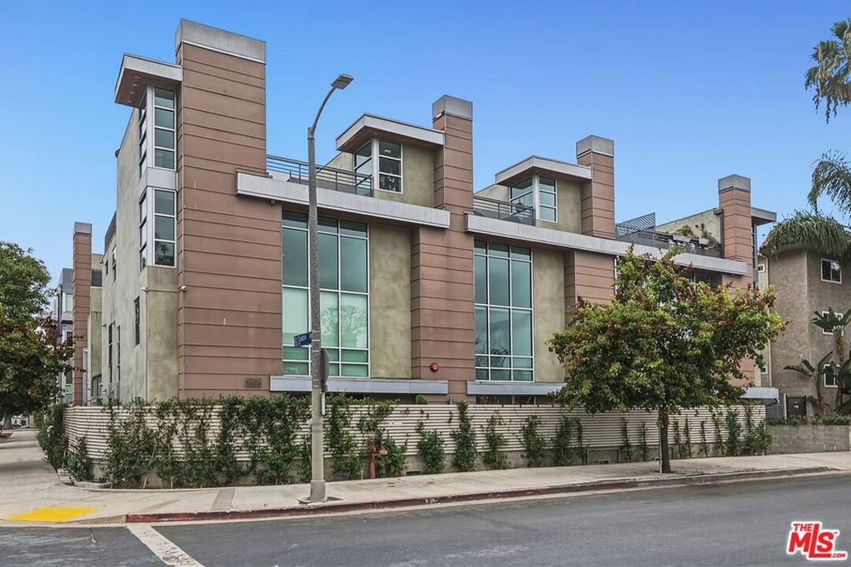 5806 Waring Avenue 14, Los Angeles, CA 90038 — photo 1 of 32