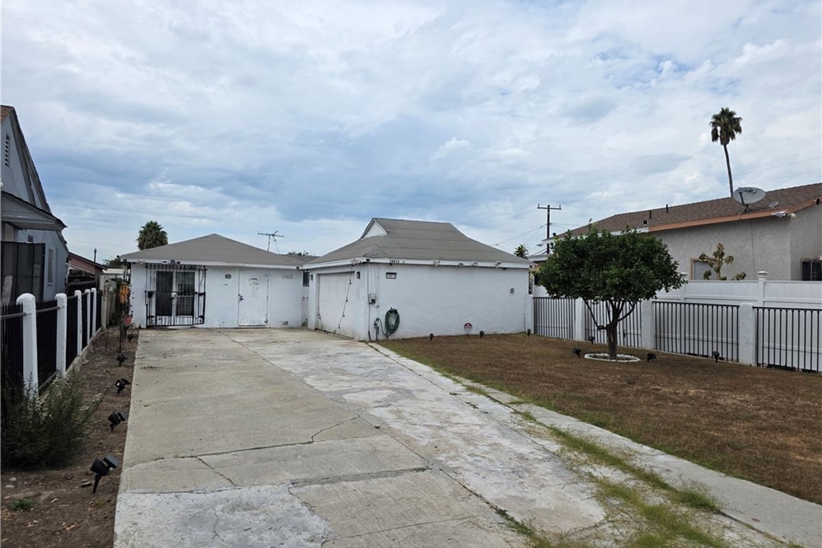 10613 S Felton Avenue, Inglewood, CA 90304 — photo 1 of 3
