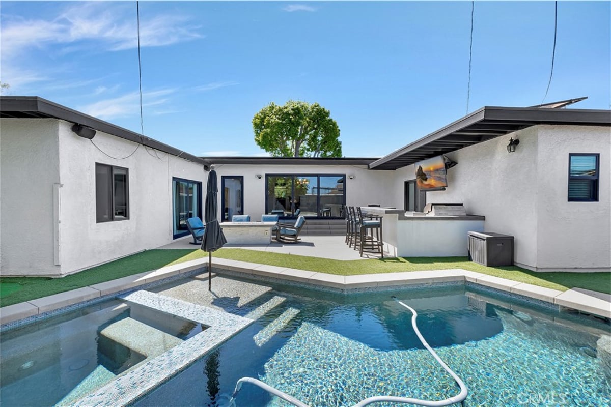 2916 Charlemagne Avenue, Long Beach, CA 90815 — photo 1 of 24