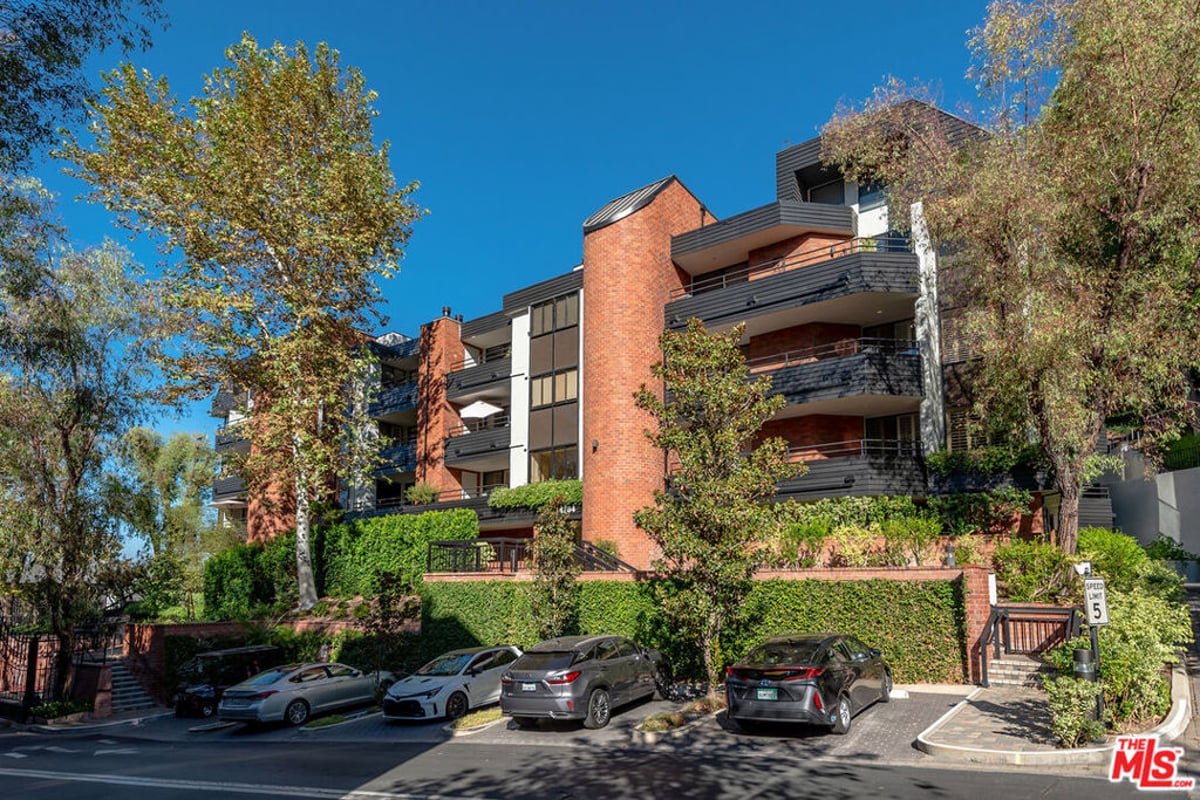 4784 Park Encino Lane 103, Encino, CA 91436 — photo 1 of 28
