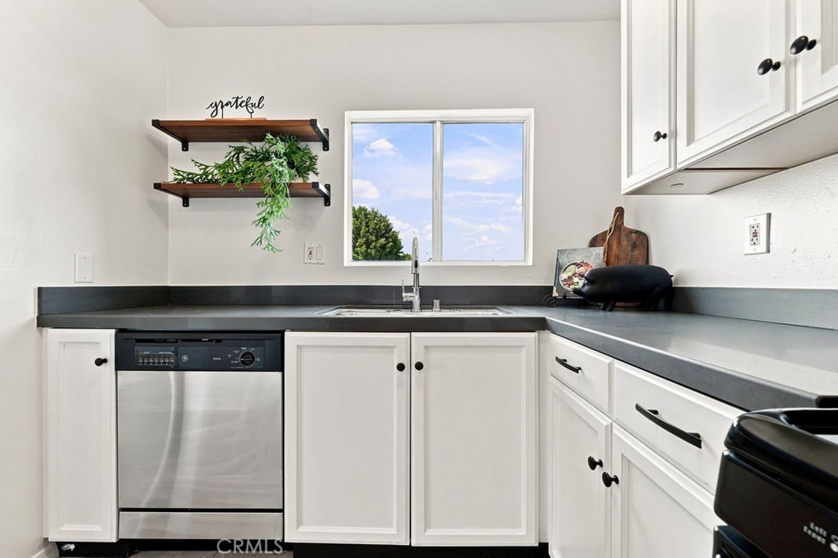 18350 Hatteras 211, Tarzana, CA 91356 — photo 1 of 44