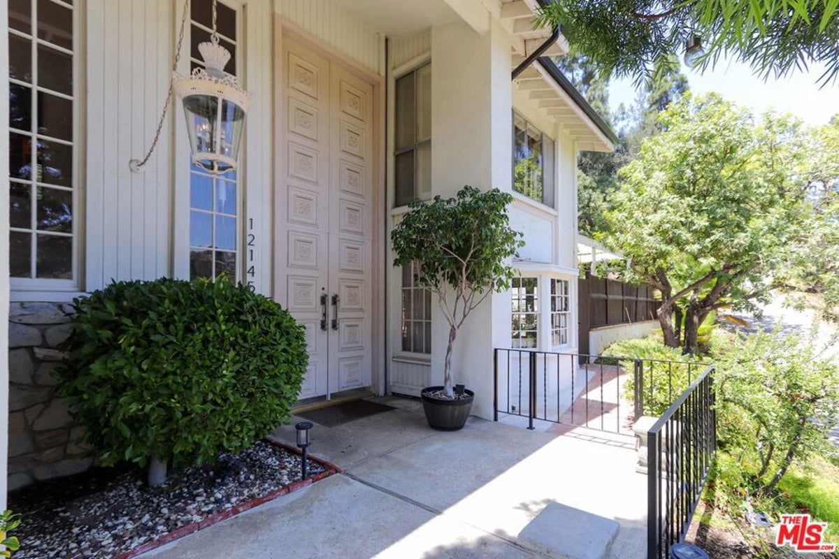 12145 La Casa Lane, Los Angeles, CA 90049 — photo 1 of 17
