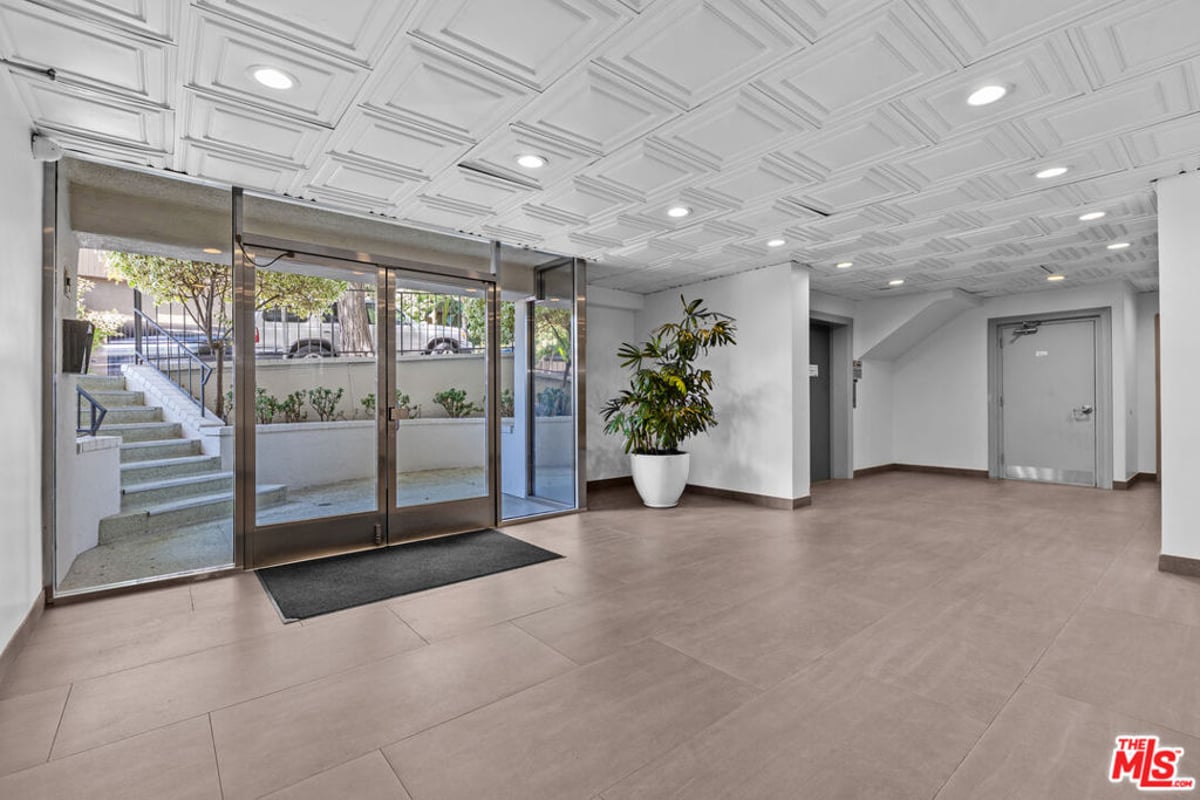 960 Larrabee Street 328, West Hollywood, CA 90069 — photo 1 of 32