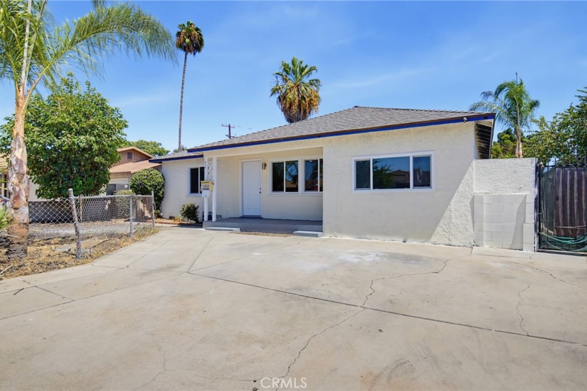 570 N East End Avenue, Pomona, CA 91767 — photo 1 of 26