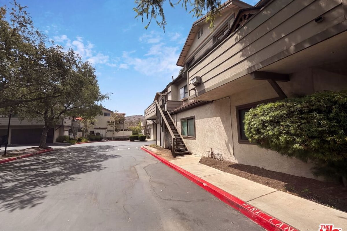 68 Maegan Place 4, Thousand Oaks, CA 91362 — photo 1 of 13