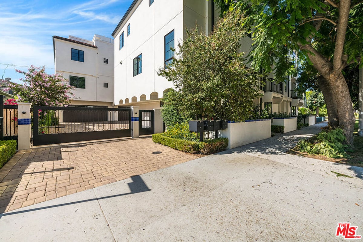10610 W Kareen Court, Toluca Lake, CA 91602 — photo 1 of 41