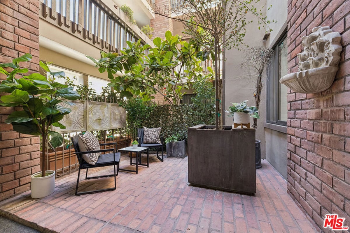 141 S Linden Drive 104, Beverly Hills, CA 90212 — photo 1 of 24