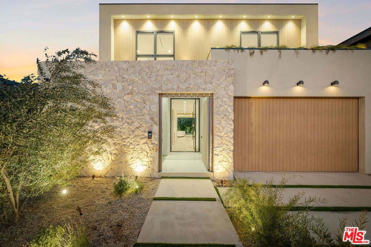 812 N Genesee Avenue, Los Angeles, CA 90046 — photo 1 of 43