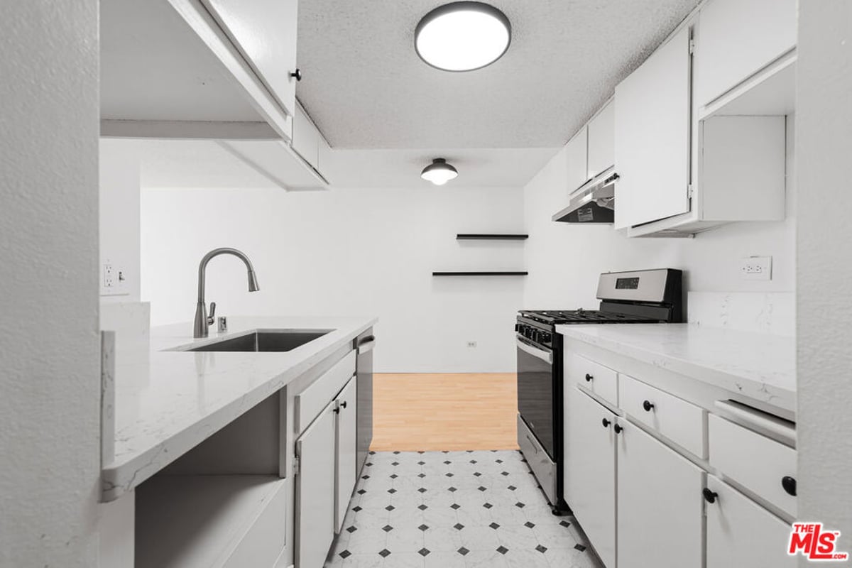 421 S La Fayette Park Place 711, Los Angeles, CA 90057 — photo 1 of 32