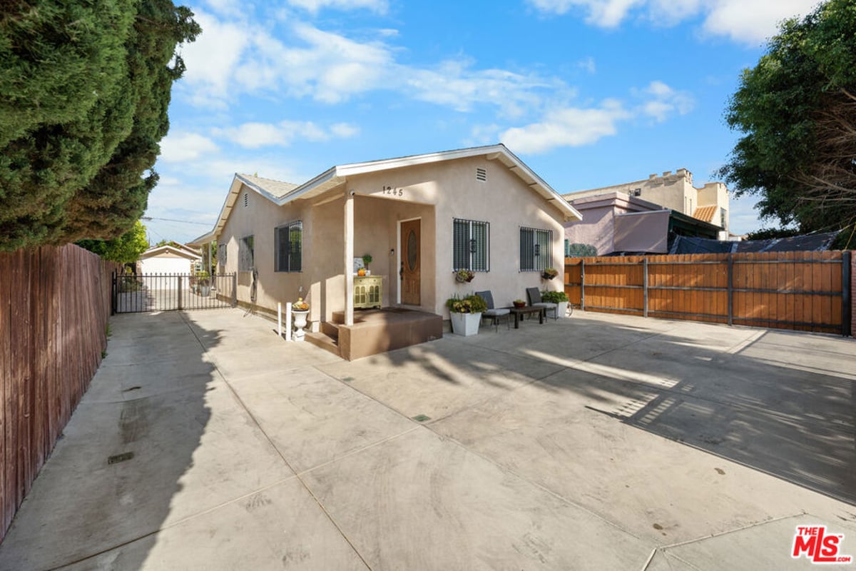 1245 S Muirfield Road, Los Angeles, CA 90019 — photo 1 of 38