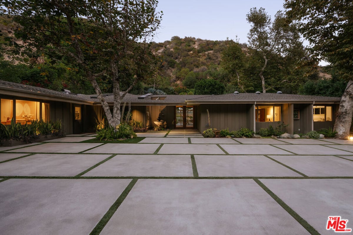 2618 Mandeville Canyon Road, Los Angeles, CA 90049 — photo 1 of 32