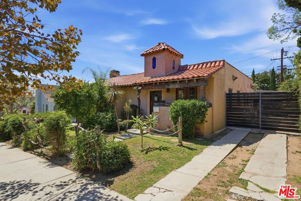 1309 Carmona Avenue, Los Angeles, CA 90019 — photo 1 of 25