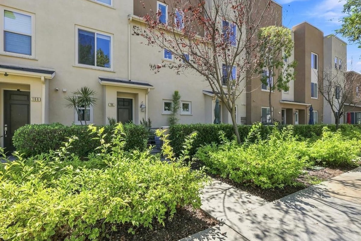 5440 Pacific Terrace 105, Hawthorne, CA 90250 — photo 1 of 35