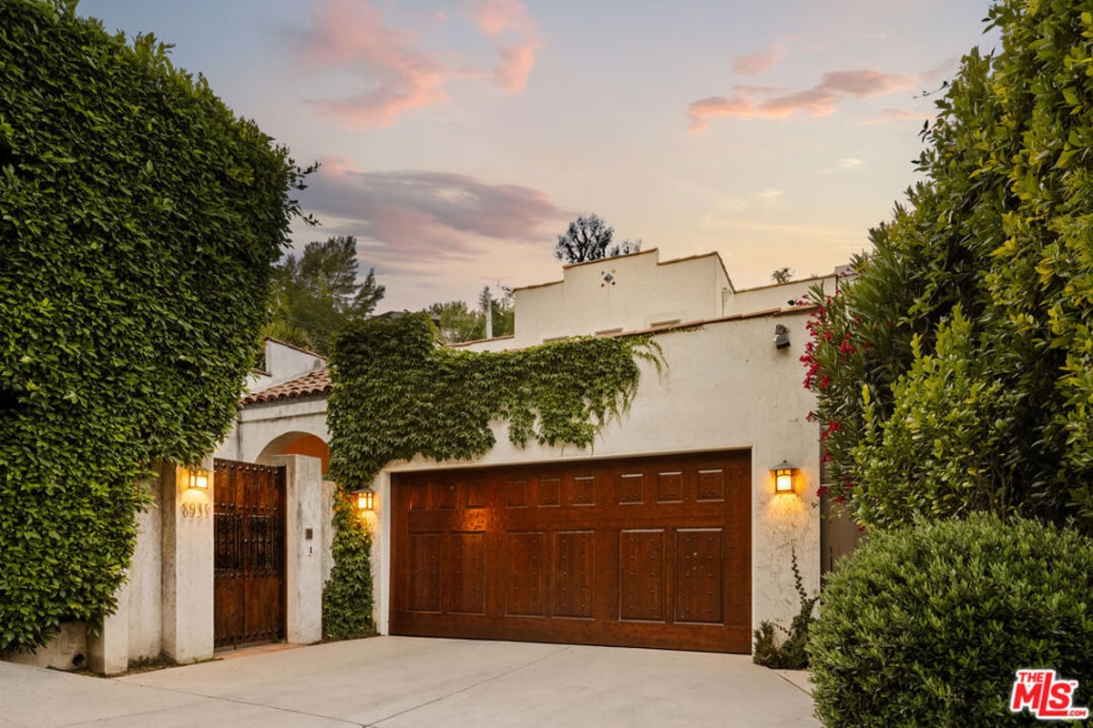 8935 Hollywood Hills Road, Los Angeles, CA 90046 — photo 1 of 20