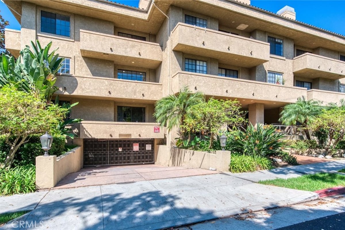 221 S Oak Knoll Avenue 202, Pasadena, CA 91101 — photo 1 of 27