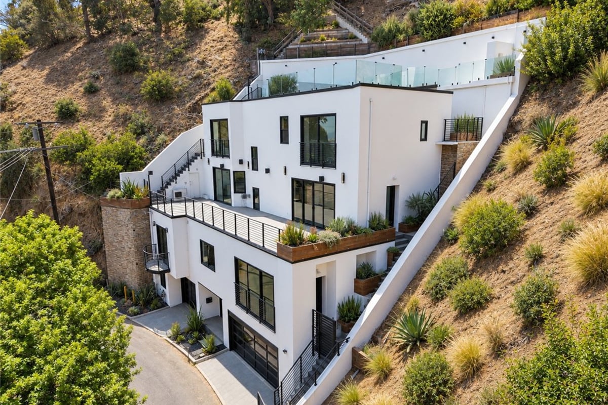 8633 Hollywood, Los Angeles, CA 90069 — photo 1 of 20