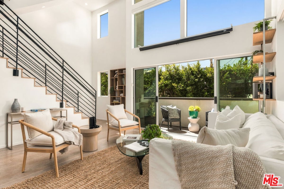 5411 W Wilshire Vista Lane, Los Angeles, CA 90019 — photo 1 of 34