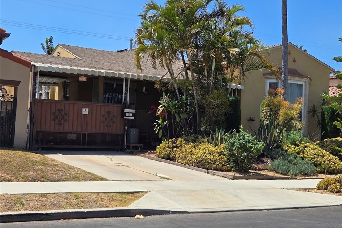 8215 S Mariposa, Los Angeles, CA 90044 — photo 1 of 26