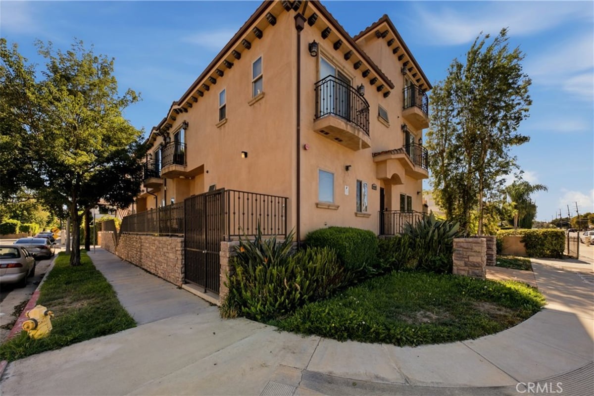 14702 Magnolia Boulevard 105, Sherman Oaks, CA 91403 — photo 1 of 28