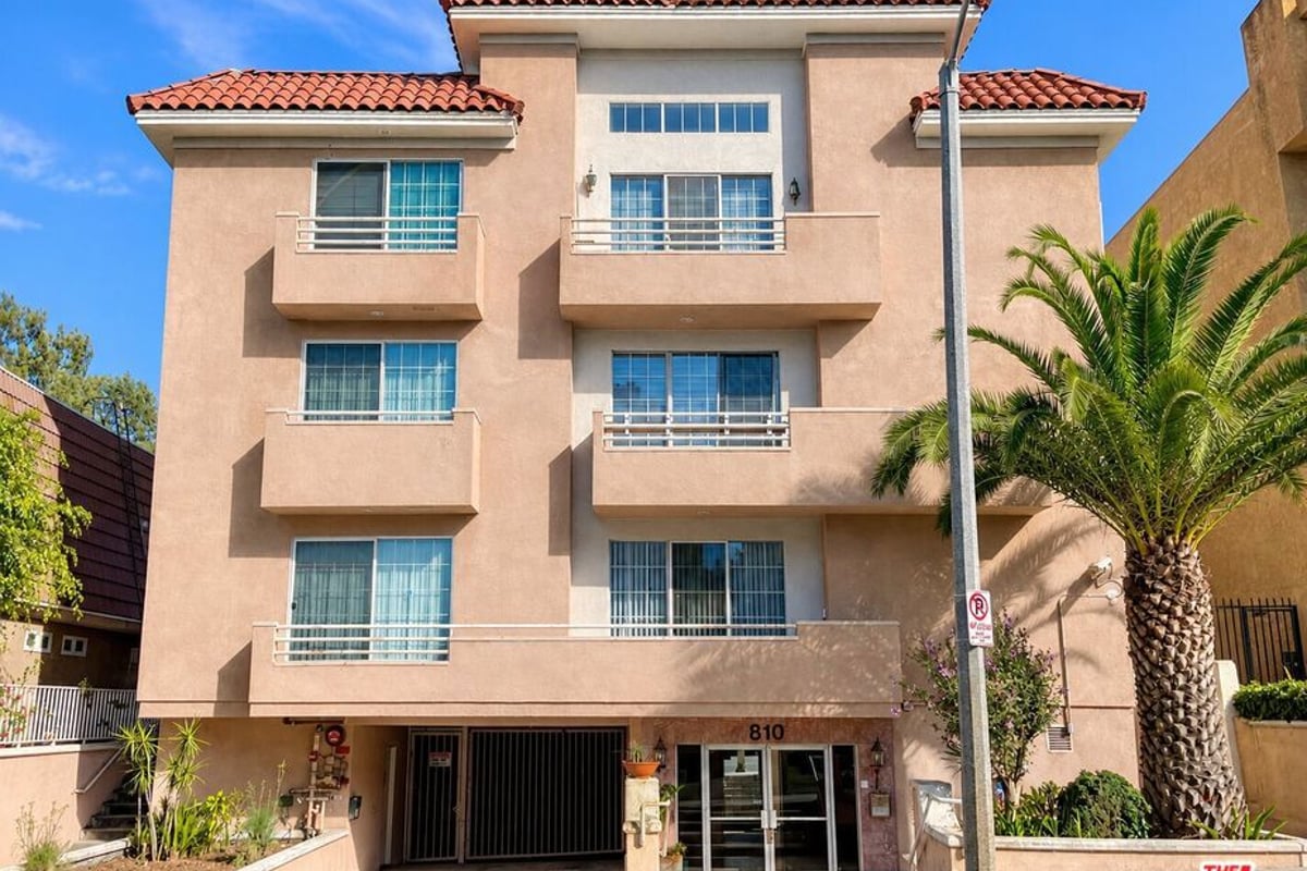 810 S Lucerne Boulevard 203, Los Angeles, CA 90005 — photo 1 of 17