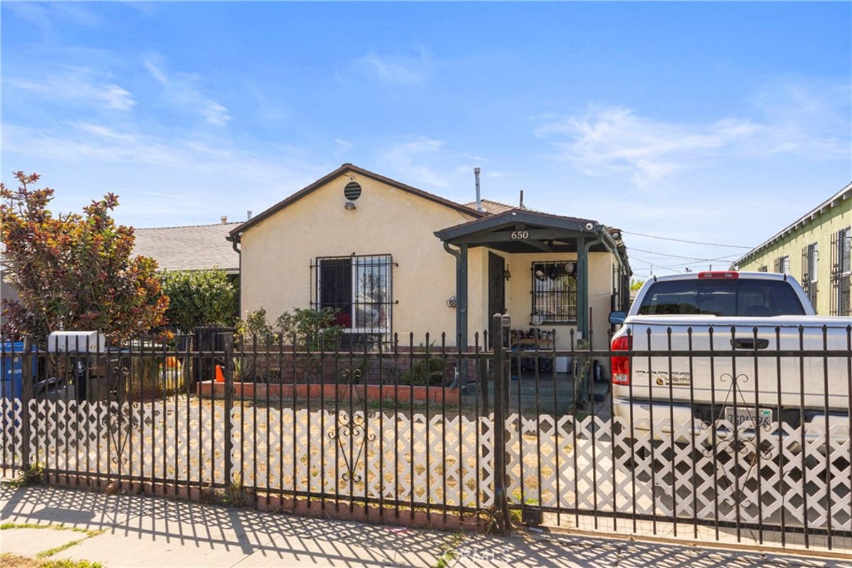 650 W 107th Street, Los Angeles, CA 90044 — photo 1 of 12