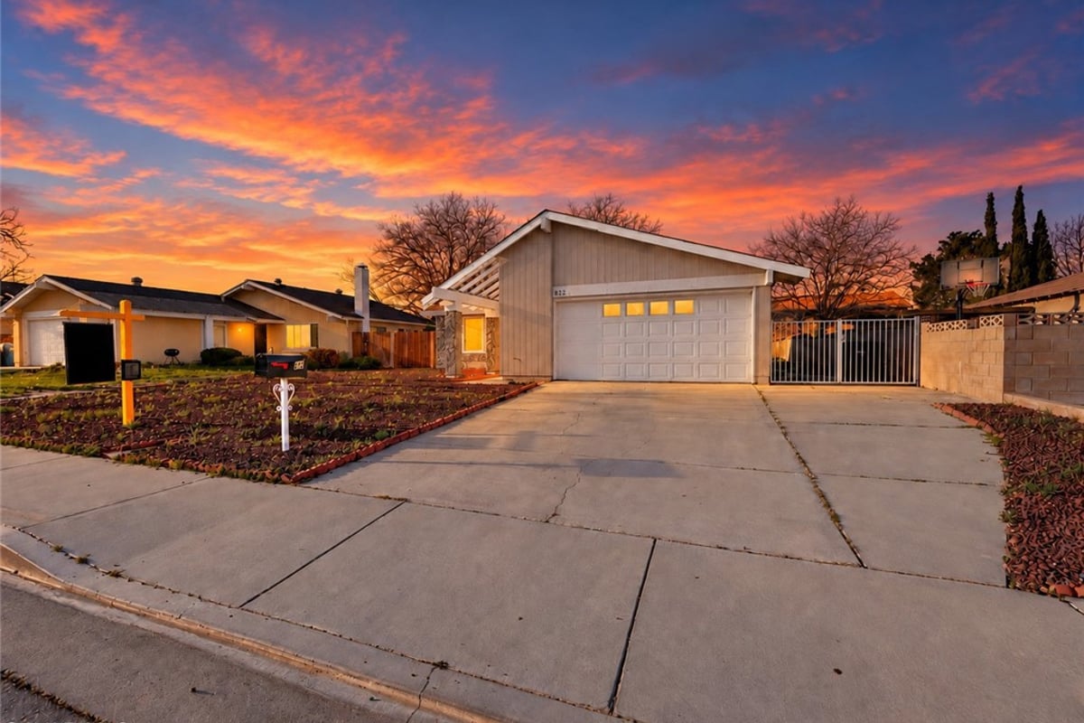 823 E Kildare Street, Lancaster, CA 93535 — photo 1 of 2